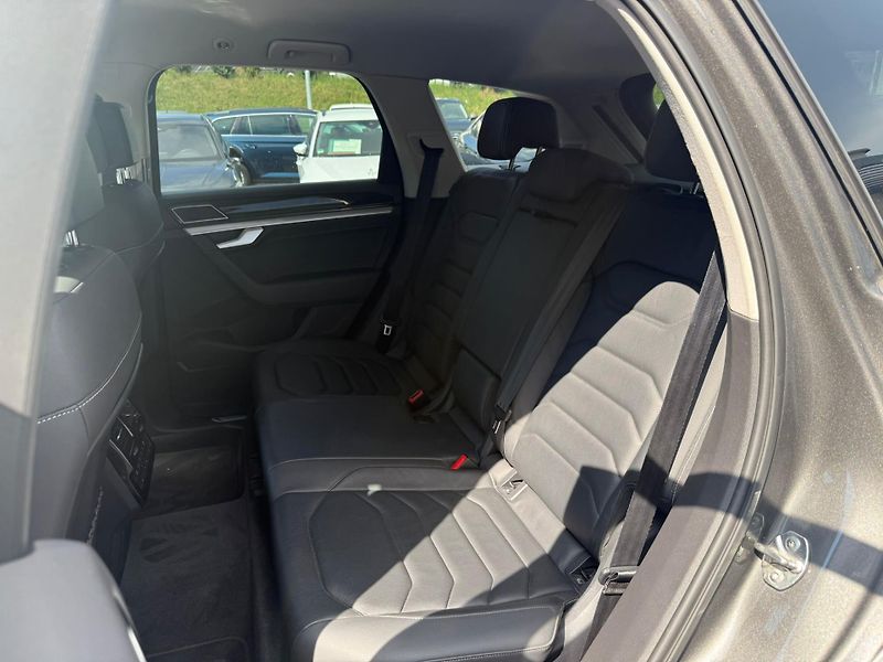 Volkswagen Touareg R-Line 3.0TDI 210kW A8 4x4 - fotka 19 z 24