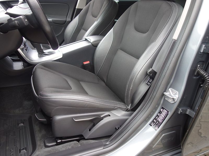 Volvo S60 (2017) 2.0D4 147kW AUT -NOVÉ V ČR - fotka 22 z 38