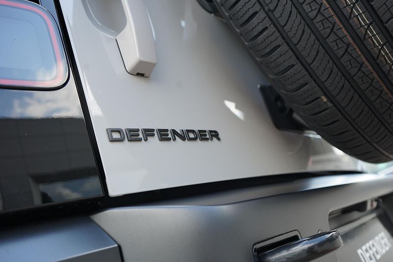 Land Rover Defender (2026) 110 X-Dynamic SE P300e       - fotka 35 z 37