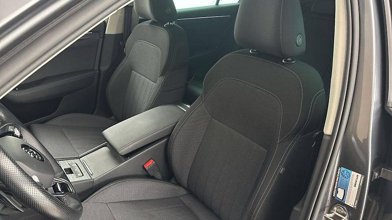 Škoda Superb 2.0 TDI DSG Style Combi - fotka 15 z 27