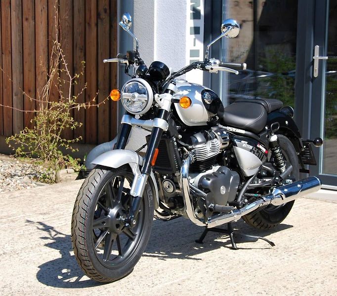 Royal Enfield Super Meteor 650 (2026) INTERSTELLAR BLACK - fotka 9 z 25