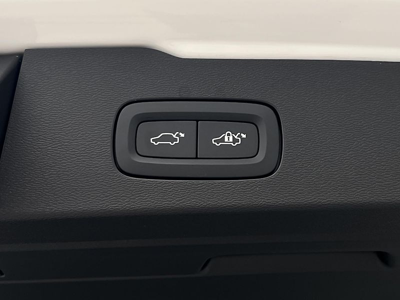 Volvo V60 B4 DARK PLUS AUT - fotka 45 z 46