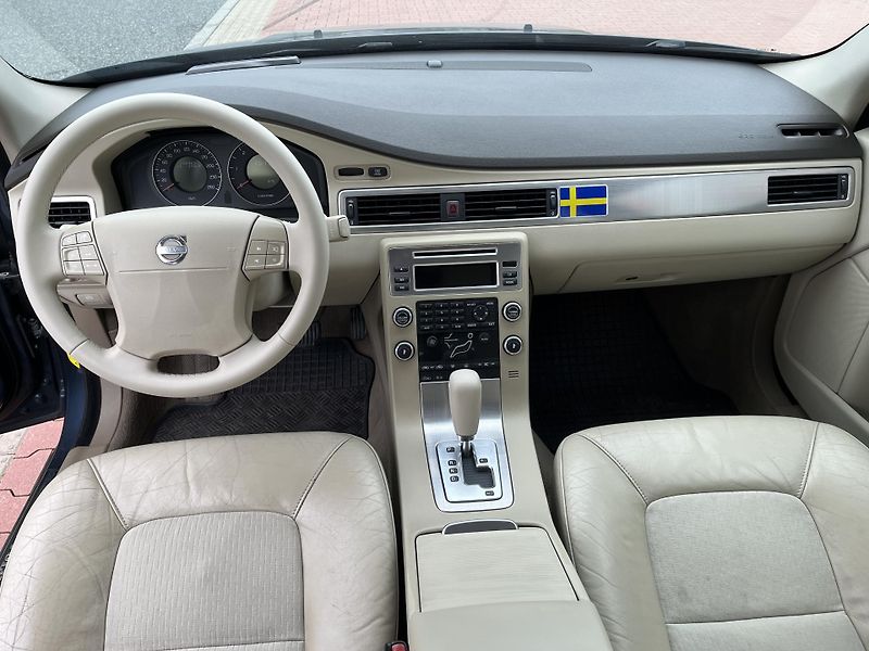 Volvo V70 2.4 D5 136 kW Automat - fotka 13 z 30