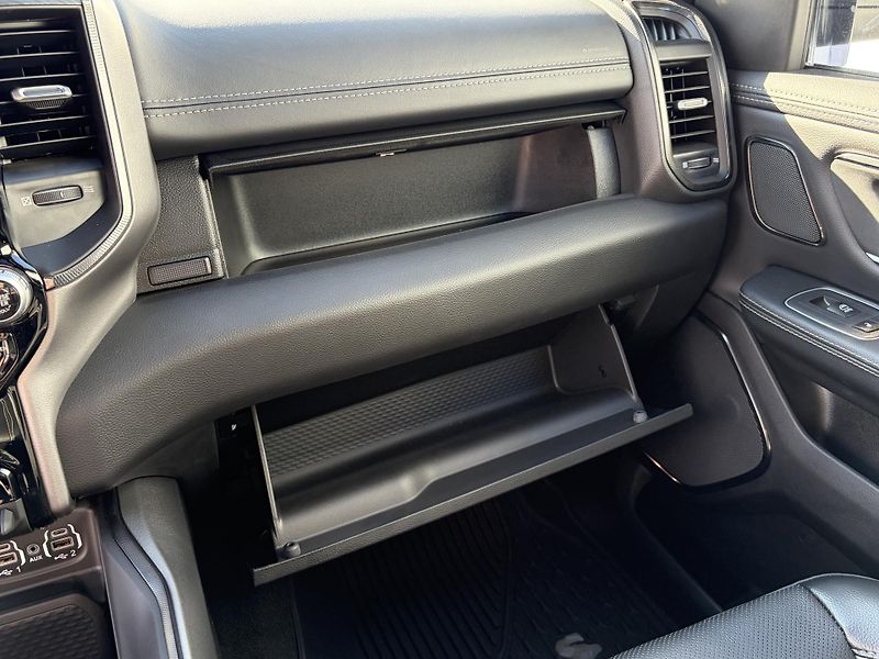 RAM 1500 (2024) Laramie 5.7 V8 HEMI LIFT - fotka 42 z 49