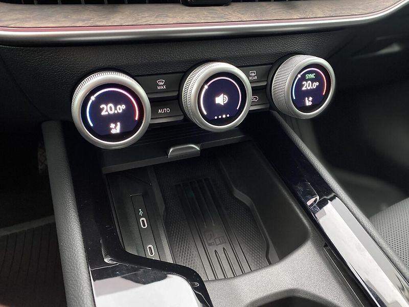 Škoda Superb Combi 2,0 TDI L&K 4x4 DSG - fotka 22 z 30