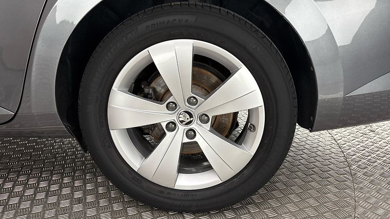 Škoda Superb 2.0 TDI DSG Style Combi - fotka 19 z 27