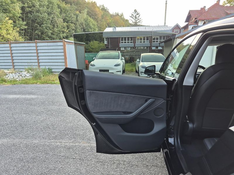 Tesla Model Y PERFORMANCE 393kw 21ALU 93,0% - fotka 37 z 48