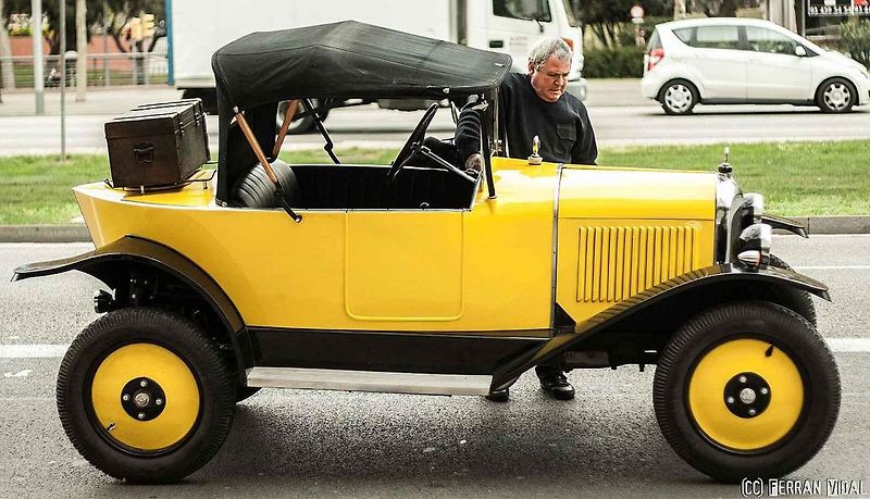 Před 100 lety francouzská automobilka začala výrobu třímístného vozu s dvěma sedadly vpředu a jedním umístěným uprostřed vzadu. Podle tvaru rozmístění sedaček se mu začalo říkat jetelíček nebo trojlístek, francouzsky Tréfle. Foto: Wikimedia Commons, Lione