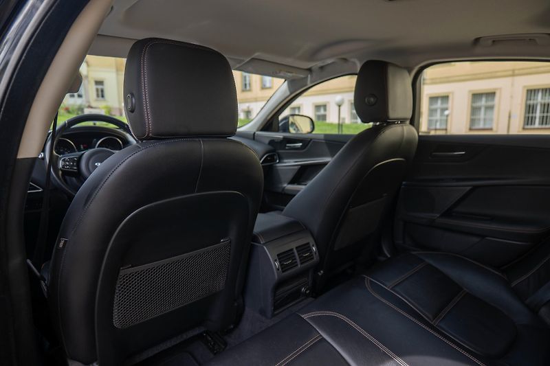 Jaguar XE 20t Prestige Meridian Kůže - fotka 19 z 35