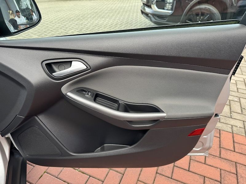 Ford Focus (2011) 1.6i Ti-VCT Klima Winter Paket - fotka 18 z 46