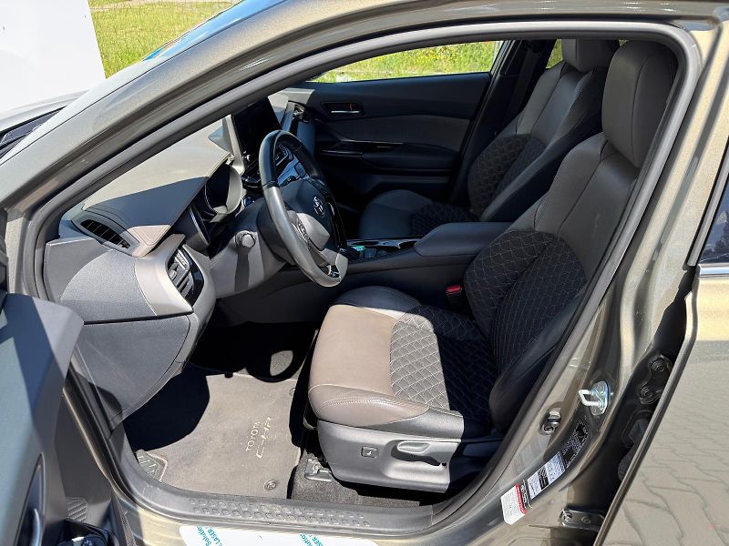 Toyota C-HR 1.8 HSD e-CVT Executive - fotka 11 z 29
