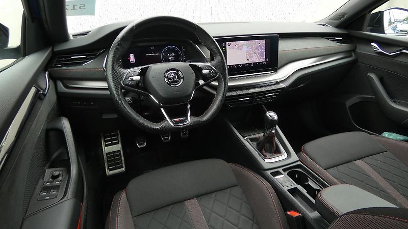 Škoda Octavia Combi 2.0 TSI RS 180kW - fotka 5 z 26