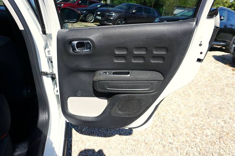 Citroën C3 (2018) SHINE 1,2 PT 60 kW - fotka 12 z 51