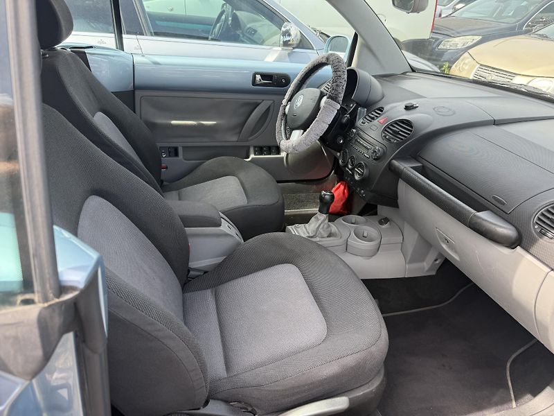 Volkswagen New Beetle (2003) Kabroušek 1.6 75kw - fotka 11 z 15