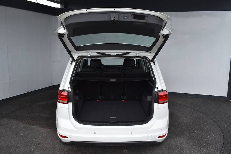 Volkswagen Touran (2022) 1.5TSI 110kW DSG, LED - fotka 10 z 23