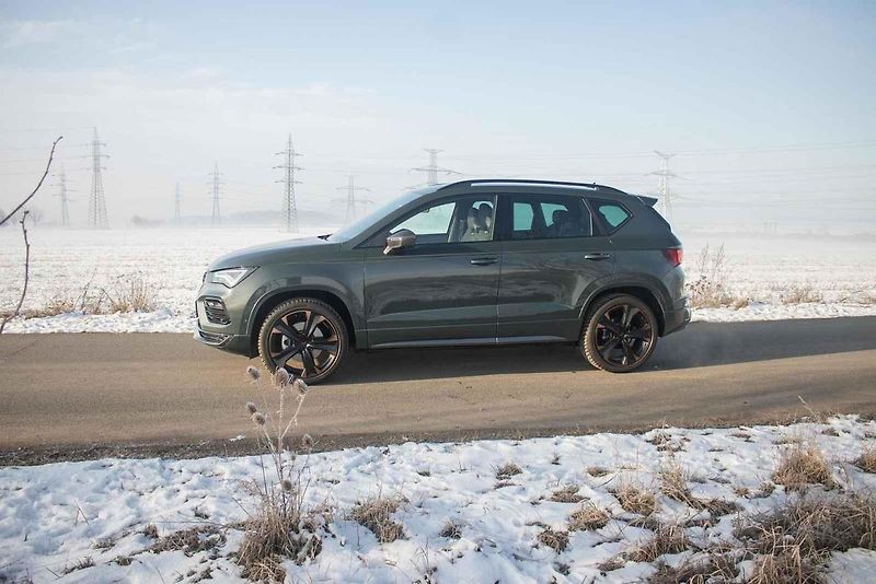 Zvenčí má sportovní šmrnc a sexy detaily, uvnitř však Cupra Ateca neopustila praktičnost rodinného SUV.