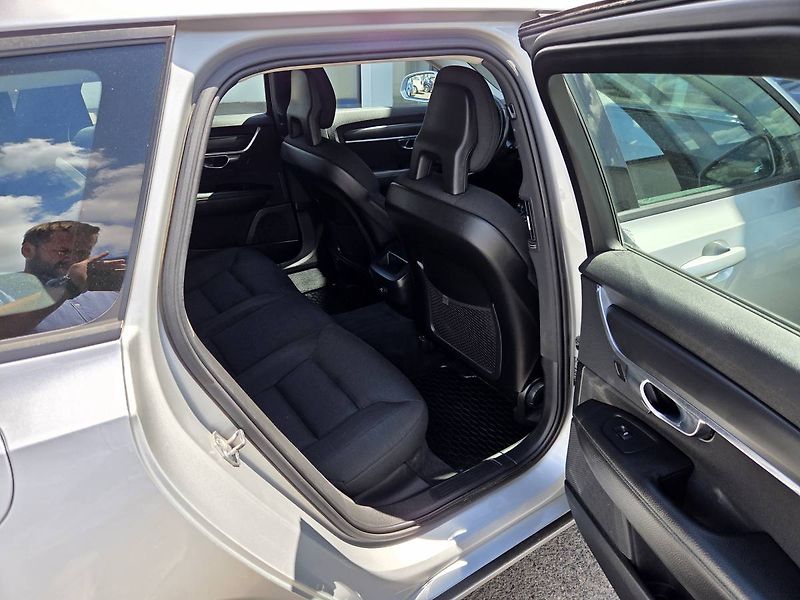 Volvo V90 (2018) D4 2.0 140kW - fotka 37 z 43