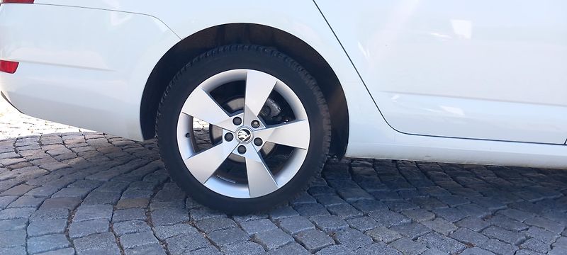Škoda Octavia Combi 2.0 TDI DSG Ambition - fotka 29 z 29
