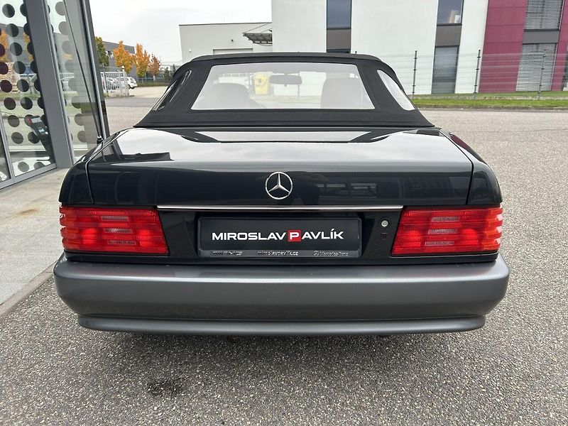 Mercedes-Benz SL 500 - fotka 6 z 30