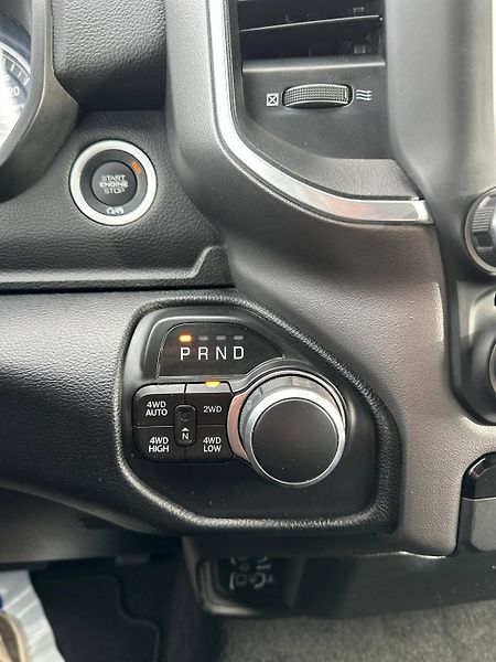 Dodge RAM (2021) 1500 BIG HORN 5.7 V8 HEMI 4x4 - fotka 22 z 31