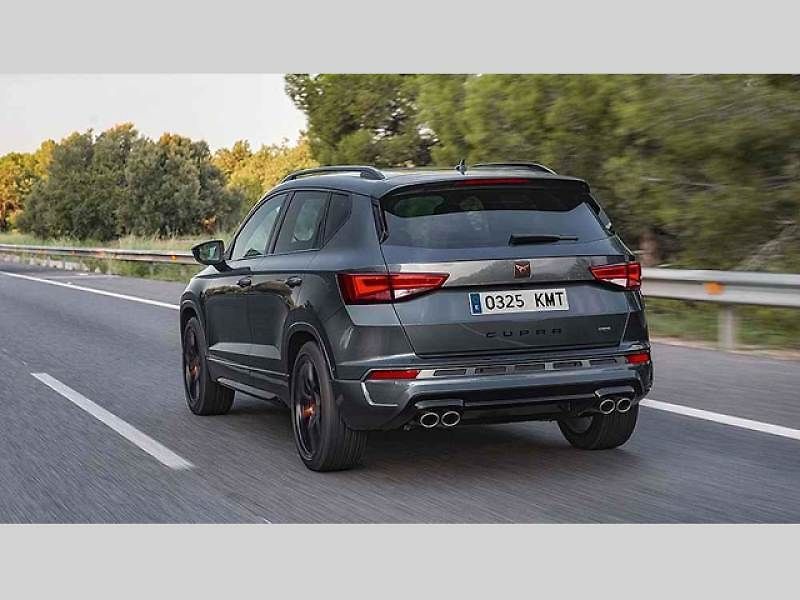 Auto poskytuje dostatek řidičské zábavy