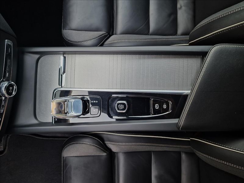 Volvo XC60 B5 184kW Plus Dark Auto,1.Maj - fotka 37 z 50