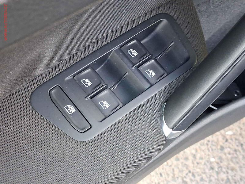 Volkswagen Golf (2020) 2.0 TDi, R-Line, DSG, navi - fotka 11 z 20