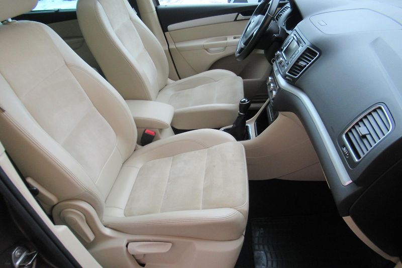Volkswagen Sharan 2.0TDI 4x4 PANORAMA NAVI TAŽNÉ - fotka 22 z 28