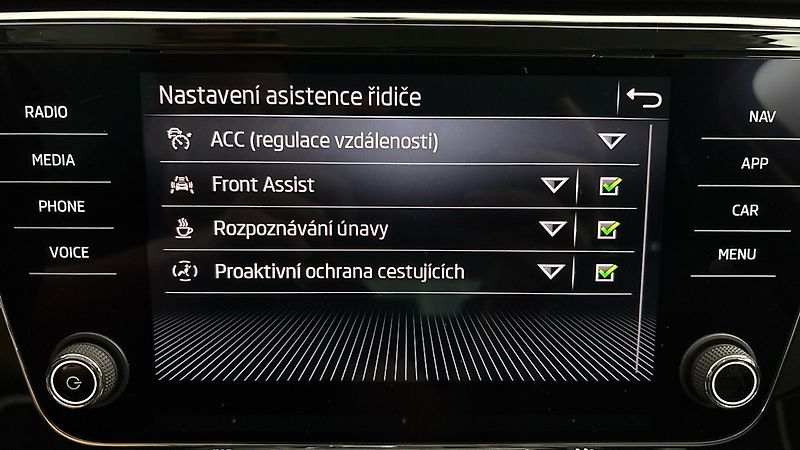 Škoda Superb 2.0 TDI DSG Style Combi - fotka 27 z 31