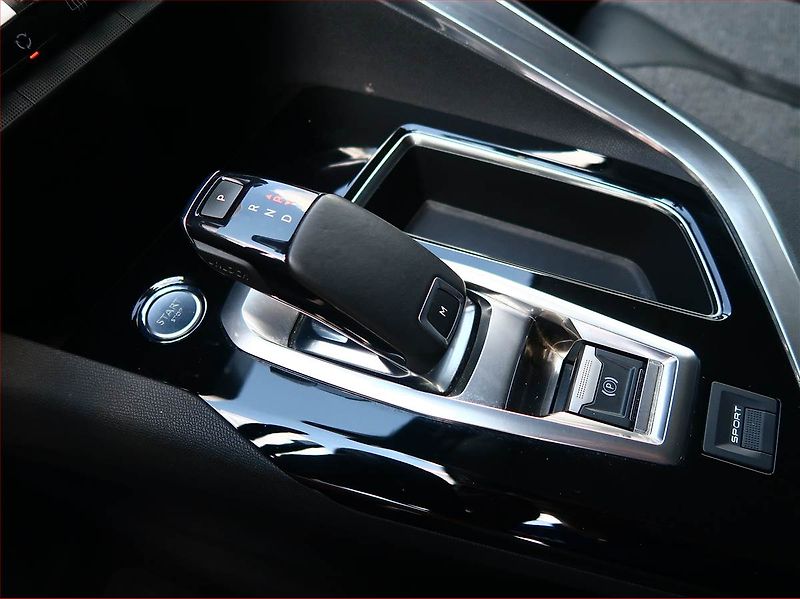 Peugeot 3008 (2017) Active 1.2 PureTech, Automat - fotka 13 z 18