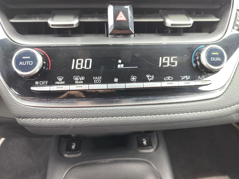 Toyota Corolla 1.8 hybrid business, navigace - fotka 15 z 29