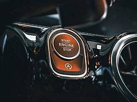 Některé automobilky umístily tlačítko na vypnutí stop-startu sugestivně hned vedle startovacího tlačítka
