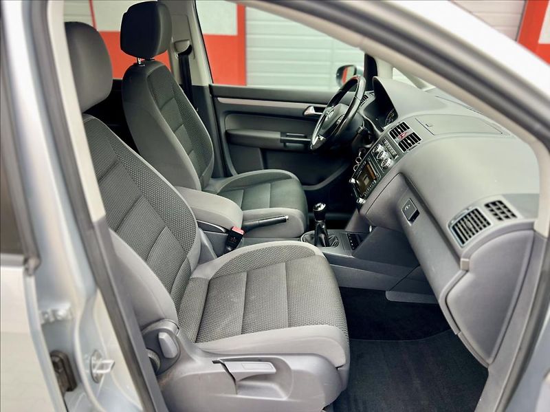 Volkswagen Touran 1,6 TDi  NAVI / kamera / ALU - fotka 18 z 44