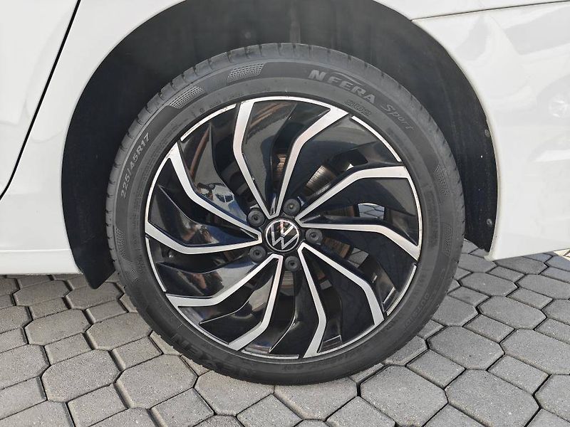 Volkswagen Golf Life 6G 1,0TSi - fotka 20 z 22