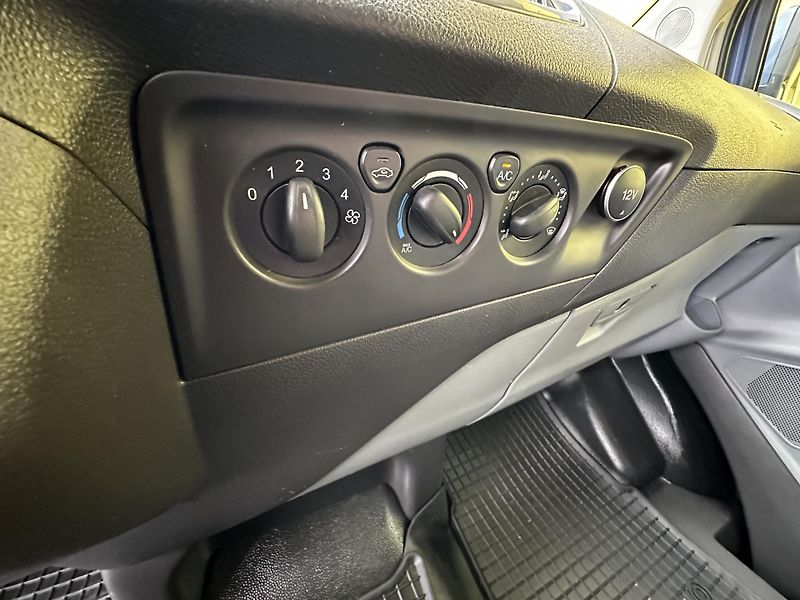 Ford Transit Custom (2014) SPORT 2.2/114Kw  *3.Místa *TZ* - fotka 22 z 41