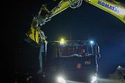 Na stavbě dálnice D11 se pracuje i za tmy