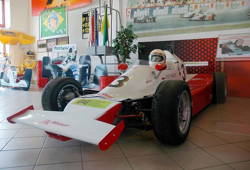 Hrob závodníka Csaby Kesjára, prvního Maďara, který řídil Formuli 1, a jeho otce Jánose na hřbitově v Budapešti.