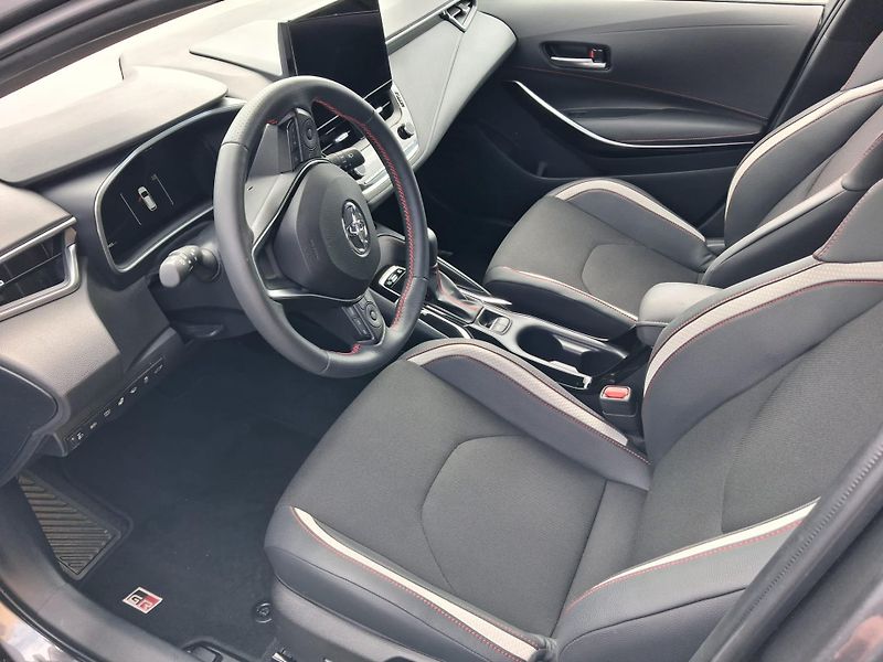 Toyota Corolla 1.8 HSD e-CVT GR Sport - fotka 11 z 24