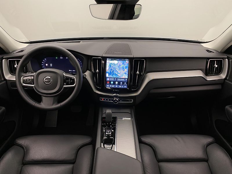Volvo XC60 B5 AWD DARK ULTIMATE AUT CZ - fotka 2 z 60