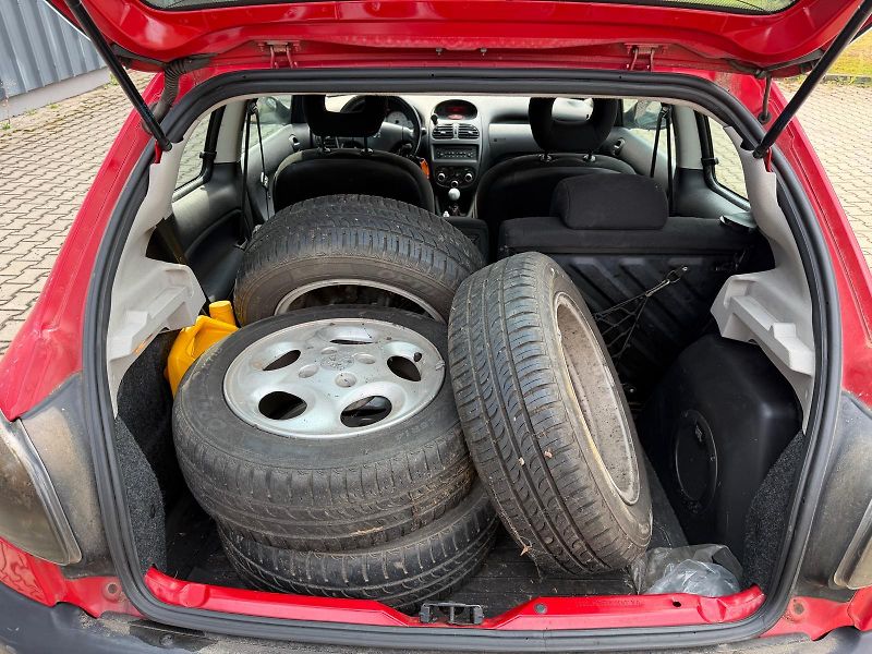 Peugeot 206 1,4i / 55 kW / sada pneu  - fotka 12 z 18