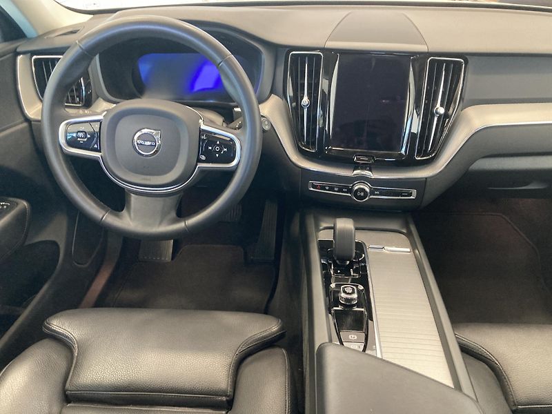 Volvo XC60 B4 AWD PLUS DARK AT8, ČR - fotka 13 z 26