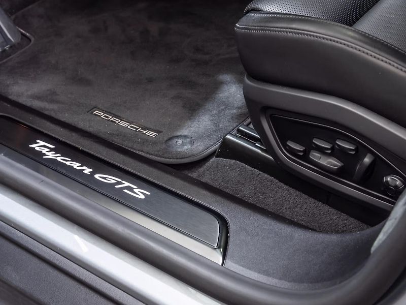 Porsche Taycan GTS Sport Turismo HuD Inno Ven - fotka 14 z 20