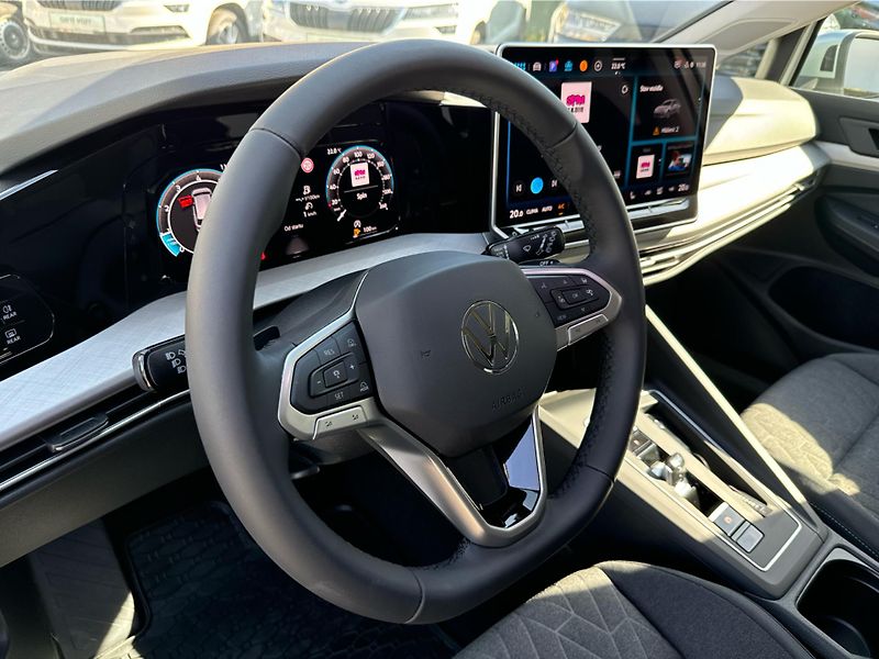 Volkswagen Golf People 1,5 eTSI 7DSG mHEV - fotka 18 z 22