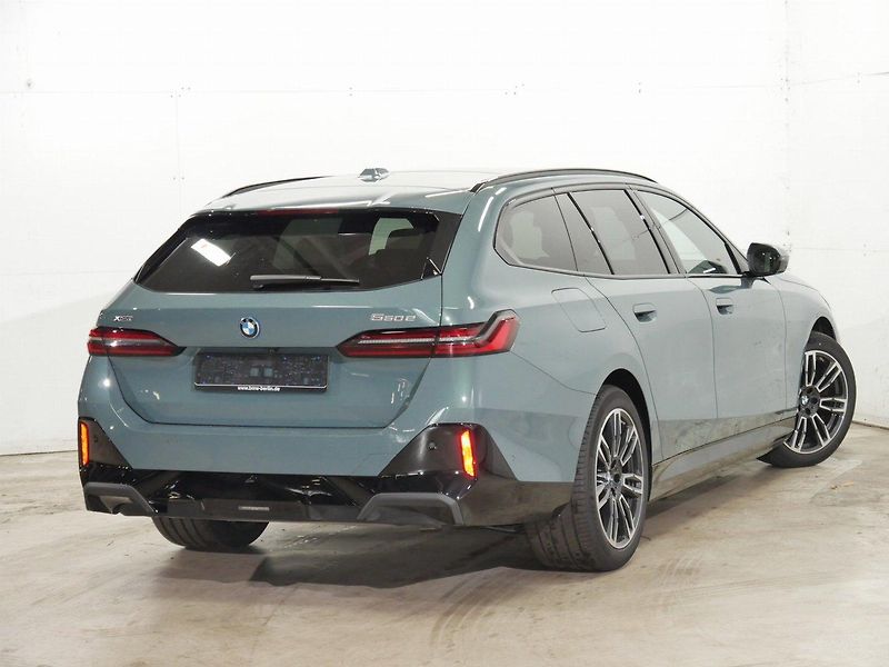 BMW Řada 5 550e xDrive - fotka 2 z 12