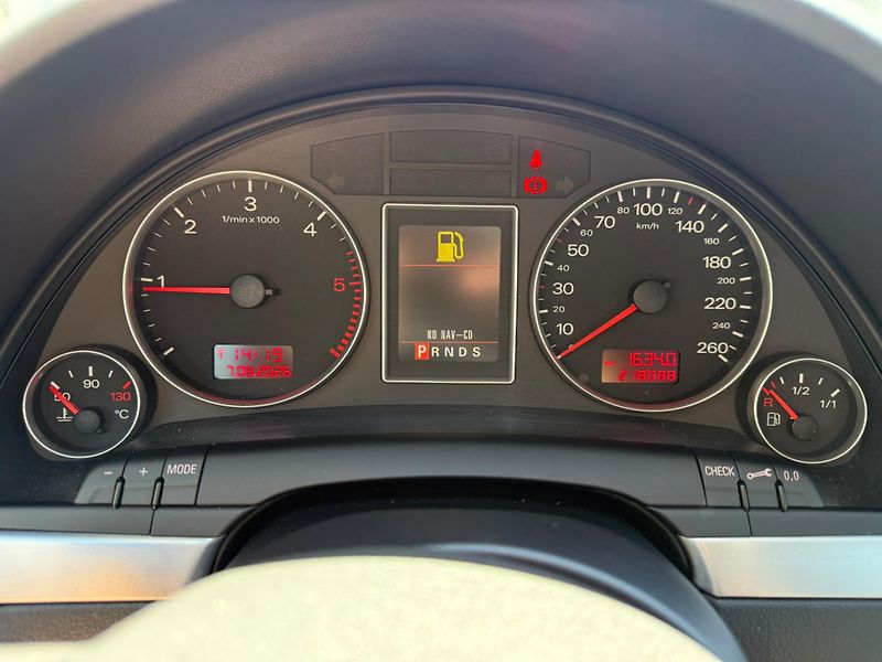 Audi A4 2,0 TDI automat - fotka 11 z 15