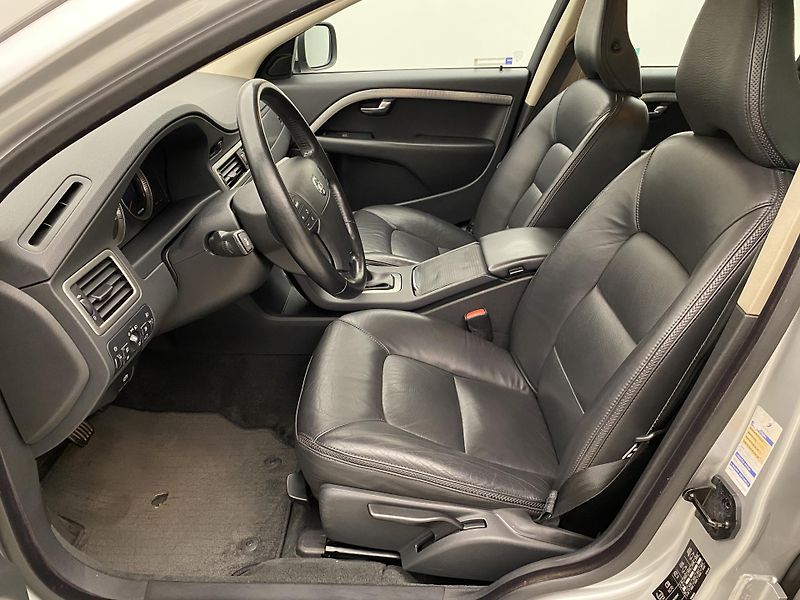 Volvo XC70 D5 AWD MOMENTUM - fotka 3 z 36