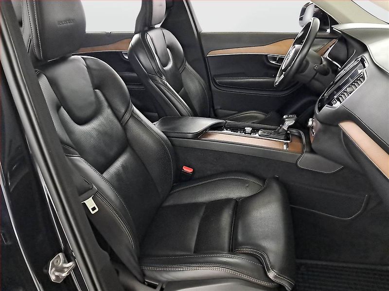 Volvo XC90 (2019) D5 AWD - fotka 9 z 22