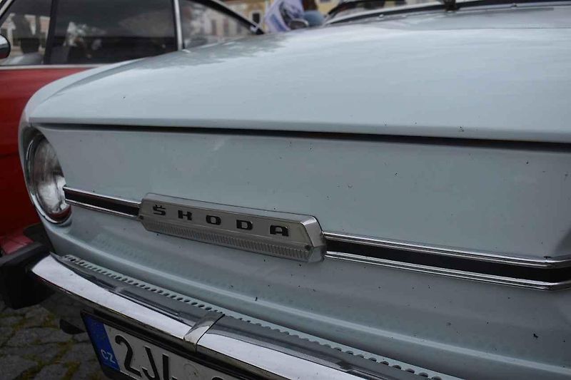 Tři z účastníků srazu před bránou továrny Škoda Auto v Kvasinách