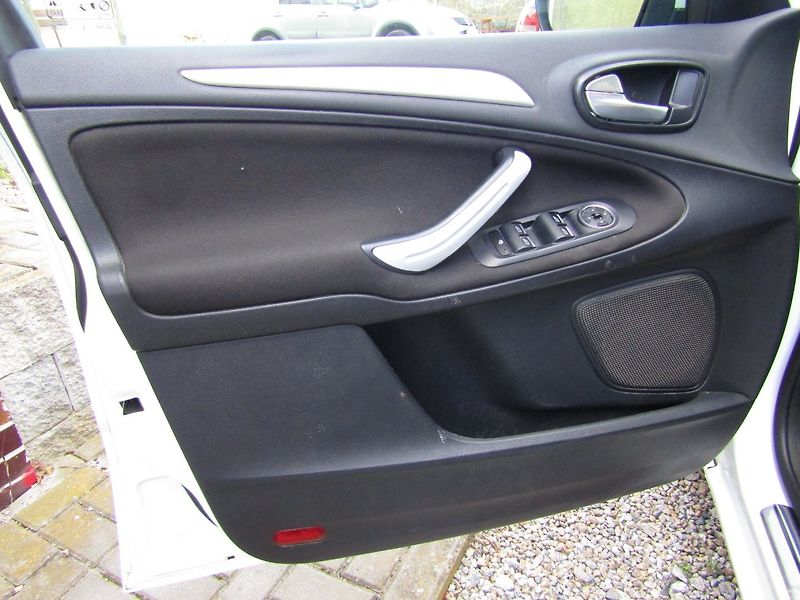 Ford Galaxy (2013) 1.6 TDCi  ZIMNÍ + LETNÍ PNEU - fotka 18 z 34