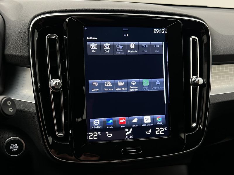 Volvo XC40 D3 MOMENTUM PRO MAN - fotka 29 z 34